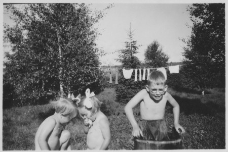 Här badar vi hemma hos mormor och morfar - Gunilla, Christina och Stig
